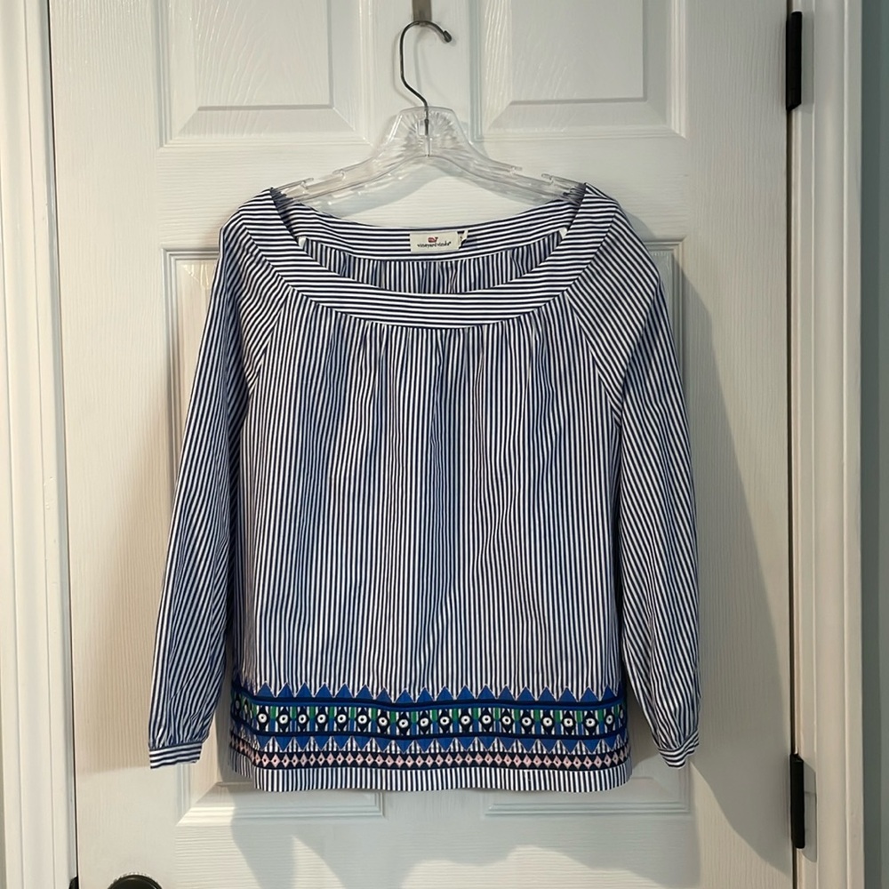 EUC size Small Vineyard Vines blue & white striped top with bottom details
